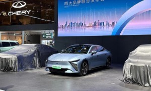 其实，《白头神探​》重启版电影新海报公开：无厘头侦探与金发美人助理
